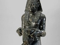Aeg S 20  Aeg S 20, Makedonische Zeit (323 - 317 v. Chr.), Statue des Philippos III. Arrhidaios, Rötlich-grau gefleckter Granit, poliert, H 59,4 cm, B 22,2 cm, T 28,0 cm